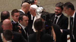 El presidente Matías Lammens y el DT Edgardo Bauza junto al Papa Francisco.