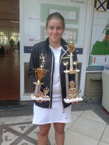 Alejandra luce los dos trofeos obtenidos en Tucumán.