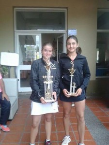 Alejandra con los dos trofeos