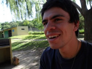Jonathan Acosta sonriendo