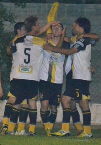 Píttaro se vengó de las burlas del sorbete marcando un lindo gol.