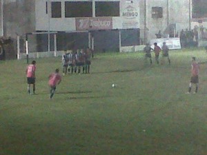Federico Mercado se apresta a ejecutar un tiro libre ante Talleres.