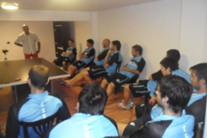 Cuevas, motivando al plantel de Belgrano de Córdoba.