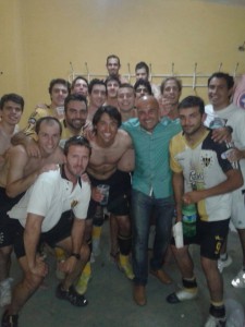 En el vestuario, se distingue a Nicolás Cuevas (de verde), quien motivó a los jugadores en la previa.