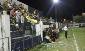 "Pipo" Acotto evalúa a los suyos, con la hinchada de la Villa a sus espaldas.