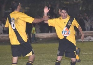 Bollea saluda a Acosta, quien encendió la ilusión con el primer tanto.