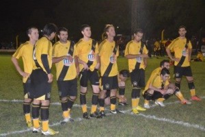 Comunidad "palomera". Los jugadores, en el mediocampo palpitan la definición por penales.