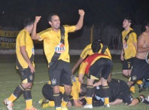 Todos encima de Joaquín Torres, autor del segundo gol.