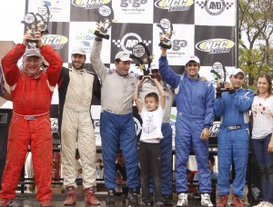 Edgar Genesio festeja en el podio de Alta Gracia.