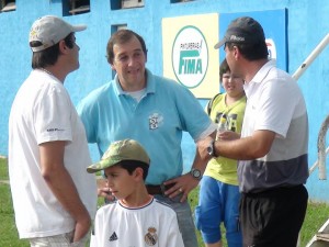 Hesar junto a un colaborador y "Pipo" Acotto, el actual entrenador.