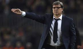 Tata Martino dando indicaciones