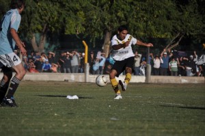 Caco pateando