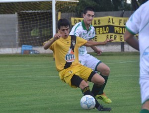 Jony impuso su velocidad aunque fue neutralizado, a diferencia de otros partidos (foto de Tribuna).