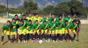 Formación de Barrio Progreso de Mina Clavero, uno de los aspirantes a enfrentar al Atlético Ascasubi.