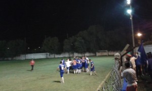 Olayón festeja el pasaporte tras derrotar a Progreso. Darío Guevara y Alexis Moyano anotaron los goles del triunfo 2-1.