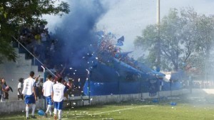 Los hinchas de Olayón se hicieron sentir en una de las cabeceras (foto de Abraham Michref).