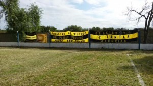 Las típicas banderas "palomeras". Cerca de 100 hinchas viajaron hasta Cruz del Eje (foto de Abraham Michref).