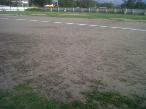 La lluvia de anoche aflojó un poco la dureza del terreno de juego.