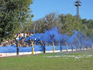 Los hinchas de Olayón alentaron sin parar en Villa Ascasubi (Facebook de Olayón).