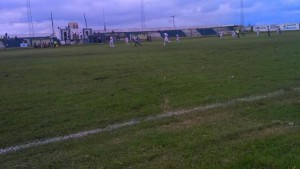 Tarde nublada en Berrotarán para vivir Talleres 2-Deportivo Huracán 2.
