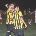 Marcos Benítez abraza a sus compañeros tras el 3-0 de la ida, antes de saber que sería su último encuentro por el Provincial (foto de Tribuna).