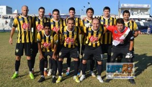 La formación titular "palomera" en el Collini (foto de Oscar Valfredo).