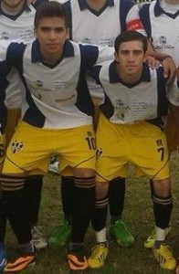 Fernando Casso (al costado de "Tanda") aportó el gol de Ascasubi en reserva.