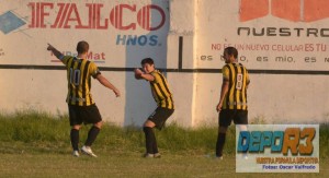 Alex Díaz festeja su gol, el tercero de la Villa (foto de Oscar Valfredo).