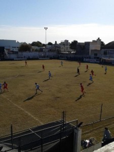 9 de Julio hizo de local ante Independiente en cancha de Atlético Río Tercero (foto de Gabriel Vázquez).