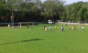 Joaquín Mari se apresta a ejecutar el penal, mientras el arquero visitante, recién ingresado, termina de acomodarse los guantes.