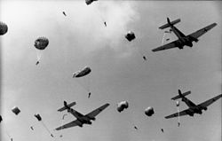 250px-Bundesarchiv_Bild_101I-670-7410-10,_Fallschirmjägerabsprung_aus_Junkers_Ju_52