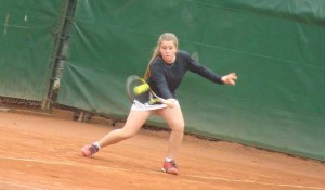 Con la mirada fija en la pelota. Ale disfruta del juego.