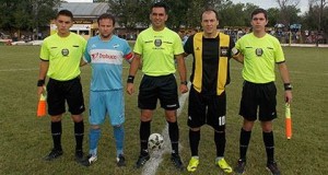 César Ceballo (en el centro) tuvo una polémica actuación. Expulsó a tres jugadores, entre ellos, Martín Rufinetti (capitán de Sportivo 9 de Julio).