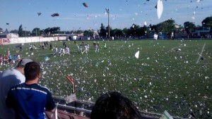Así recibió Huracán a sus jugadores. Llamó la atención el retraso en el ingreso al campo del equipo local (foto de Twitter).