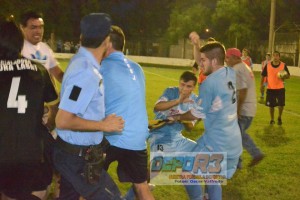 Tórtora y Colazo le arrancan la camiseta a Carranza.