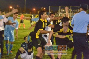 Albornoz también se acerca. A Carranza le rompen la camiseta.