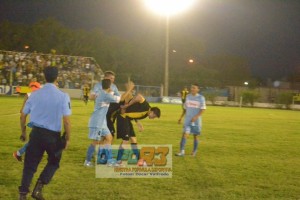 Ponzio le pega a Boaglio. La gresca comienza a tomar mayor dimensión.