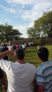 El partido había arrancado mientras así estaba la cola en el ingreso a la parcialidad visitante (foto de Twitter).