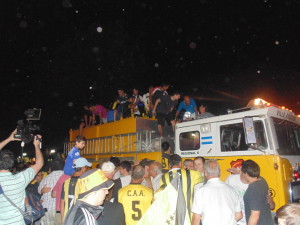 Los jugadores llegaron al club en el coche autobomba de Bomberos (foto de Marianela Boaglio).