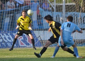 El remate de Bruna se pierde por encima del travesaño de Isuardi (foto de Tribuna).