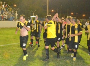 Los jugadores de la Villa pudieron dar la histórica vuelta olímpica en el Aniceto Hortal (foto de Tribuna).