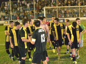 El plantel "palomero" pudo festejar después de los incidentes (foto de Tribuna).