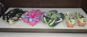 El "Bochy" Hoyos donó cuatro pares de botines al Atlético Ascasubi.