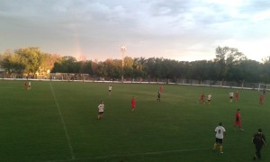 El tiempo cambiante dejó imágenes como ésta, con el arco iris de fondo.