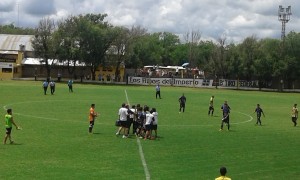 Empujones en el final, tras el reprochable gesto de Bringas a la hinchada local.