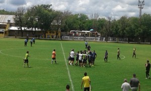 El lamentable gesto de Bringas a la hinchada "palomera" calentó el final.
