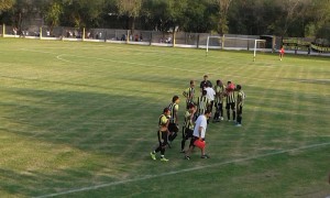 Los jugadores de Ascasubi, refrescándose en el primer tiempo.