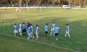 Los jugadores de San Martín, refrescándose en el primer tiempo.