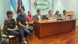 Martin Llaryora junto a Zully Fonseca y otras autoridades