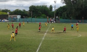 La lluvia dejó algunas huellas en el campo de juego.